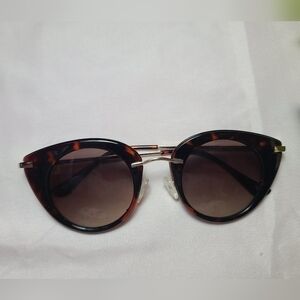 NWOT Vincent Chase Tortoise Golden Sunglasses